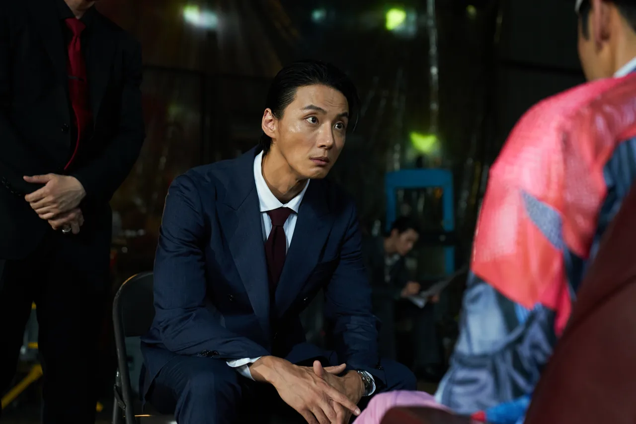 《模范计程车3》客串卡司华丽，尹施允饰演无良中古车商。friDay影音提供