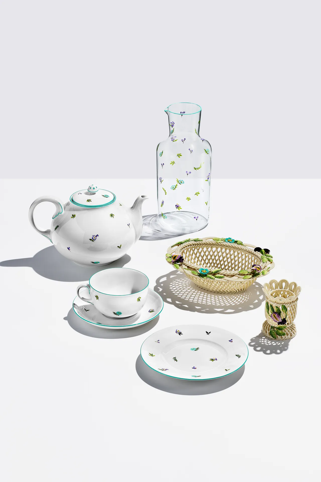 Tiffany Wildflower下午茶餐盤與玻璃水壺、麵包盤等。品牌提供