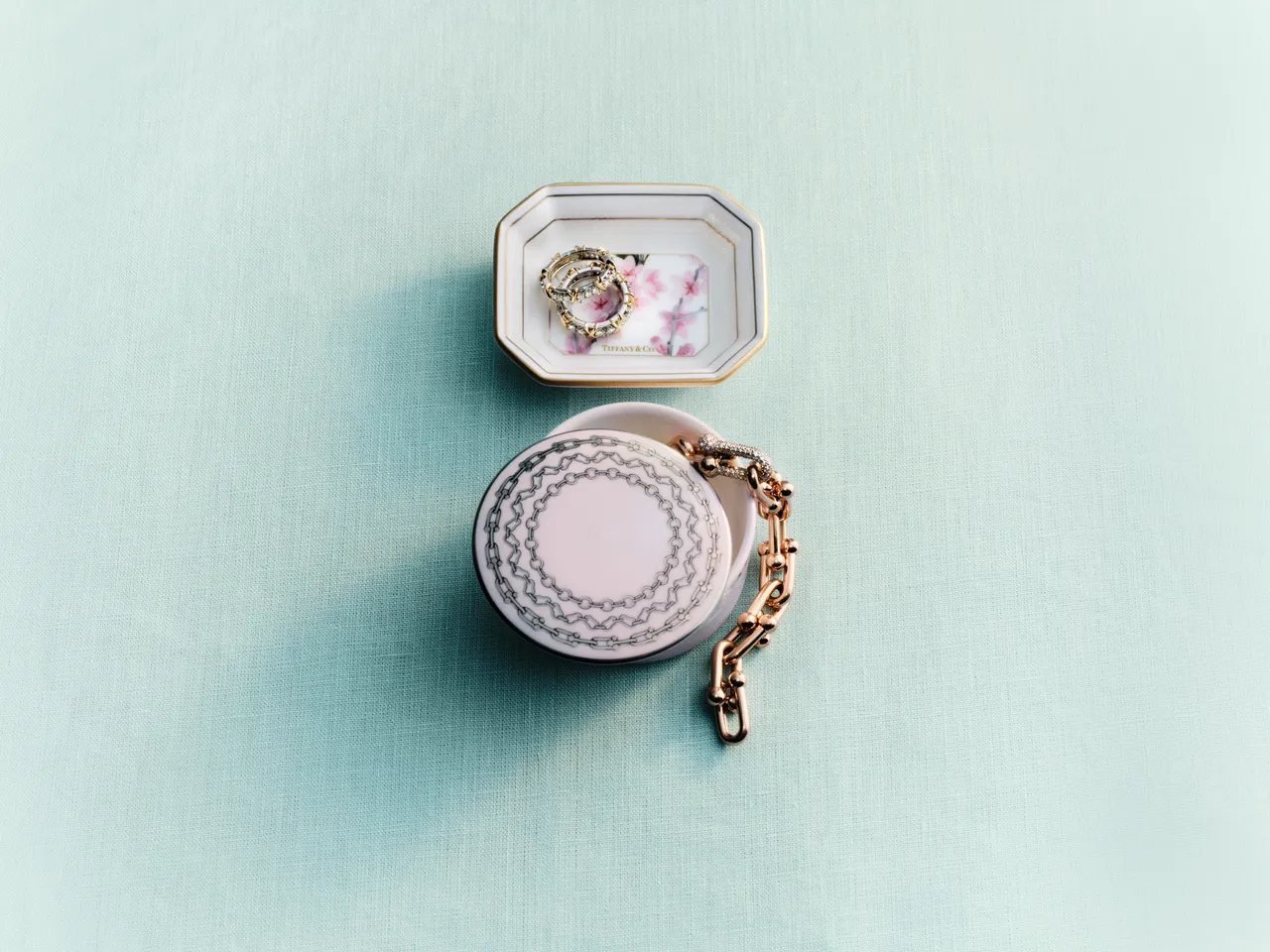 Tiffany Cherry Blossom小碟與Return to Tiffany小瓷盒。品牌提供