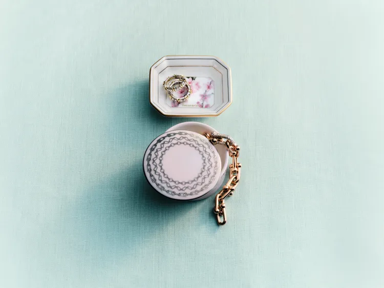 Tiffany Cherry Blossom小碟與Return to Tiffany小瓷盒。品牌提供