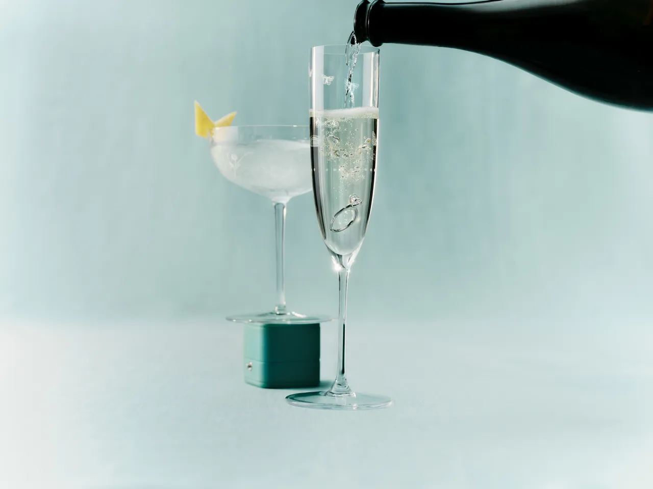 Tiffany Jardin香檳玻璃杯與調酒杯。品牌提供