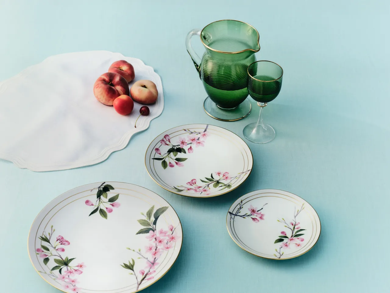 Tiffany Cherry Blossom餐盤與Tiffany Twist 玻璃杯。品牌提供