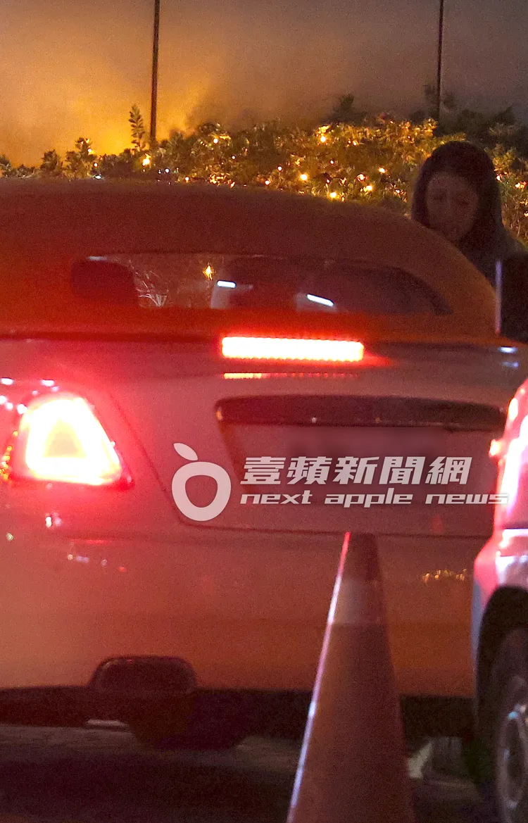 丁柔安將副駕椅背傾倒，坐上後座。特勤中心攝