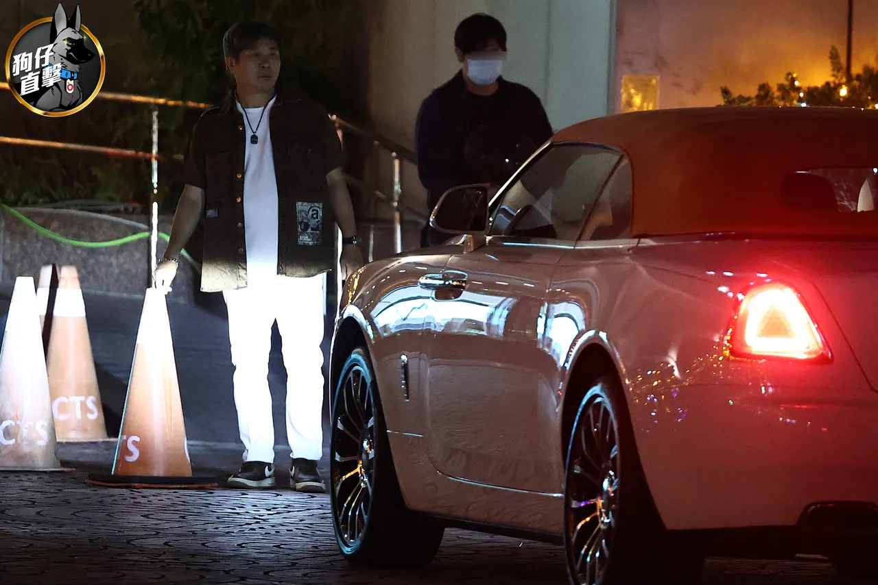 胡瓜看到爱车劳斯莱斯前方有三角锥，出手移开。特勤中心摄