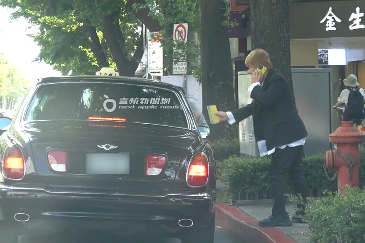 胡瓜也曾坐這輛90年代的賓利Turbo R古董車出門辦事。特勤中心攝