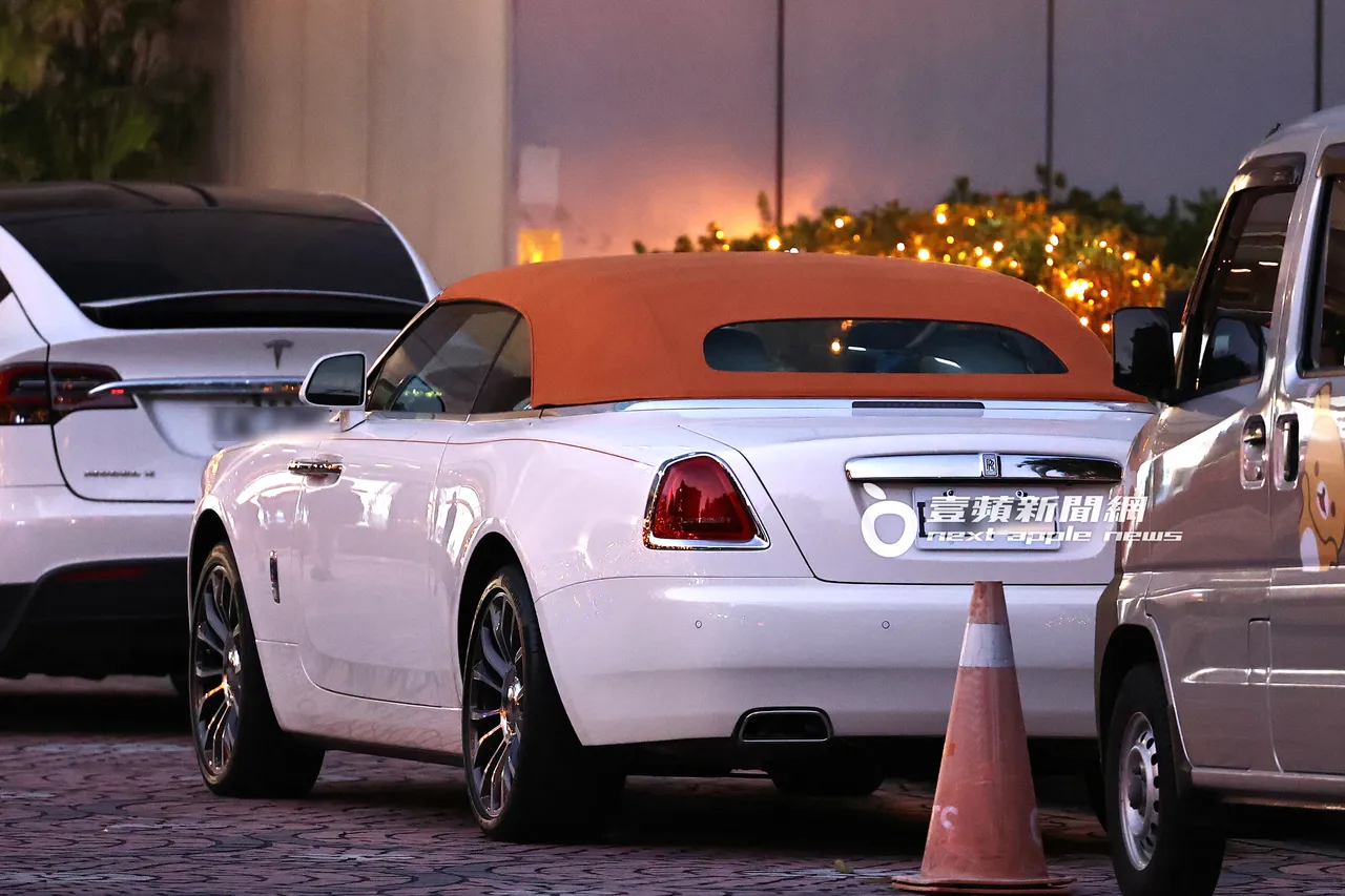 胡瓜要价2500万起的橘顶白色劳斯莱斯停在华视等他下班。特勤中心摄