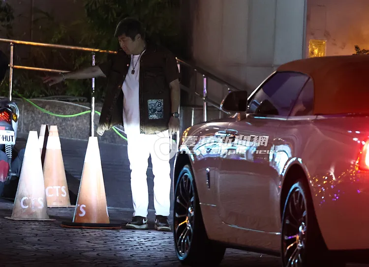 胡瓜移好三角錐後，舉起右手示意助理可以駛出。特勤中心攝