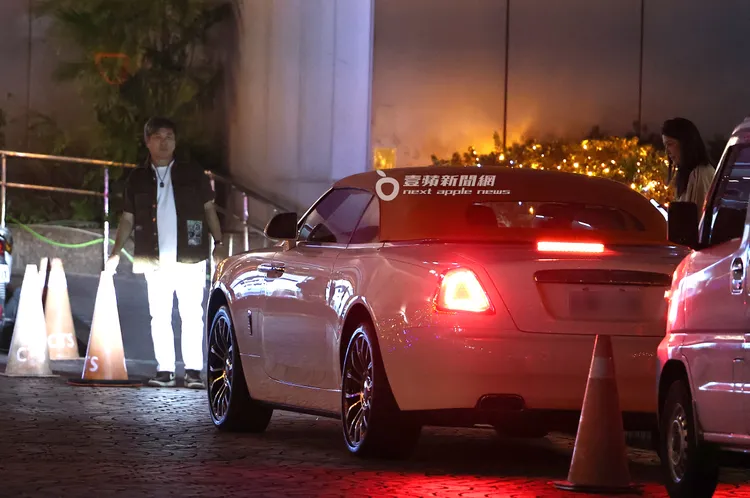 陪他錄影的丁柔安（右）率先上車坐後座。特勤中心攝