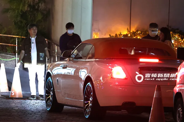 胡瓜為了豪車方便駛出，準備移走三角錐。特勤中心攝