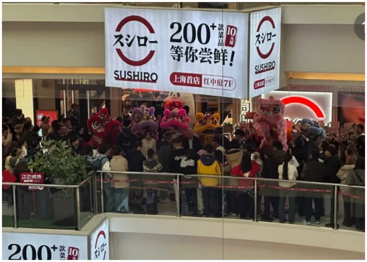 壽司郎在上海開店，吸引排隊人潮。翻攝微博