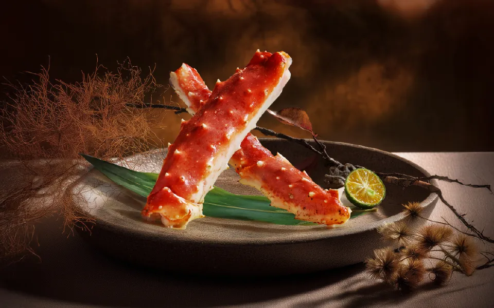 「阪前」本季提供限量单品优惠，加价499元可大啖原价980元的极上帝王蟹脚。王品集团提供