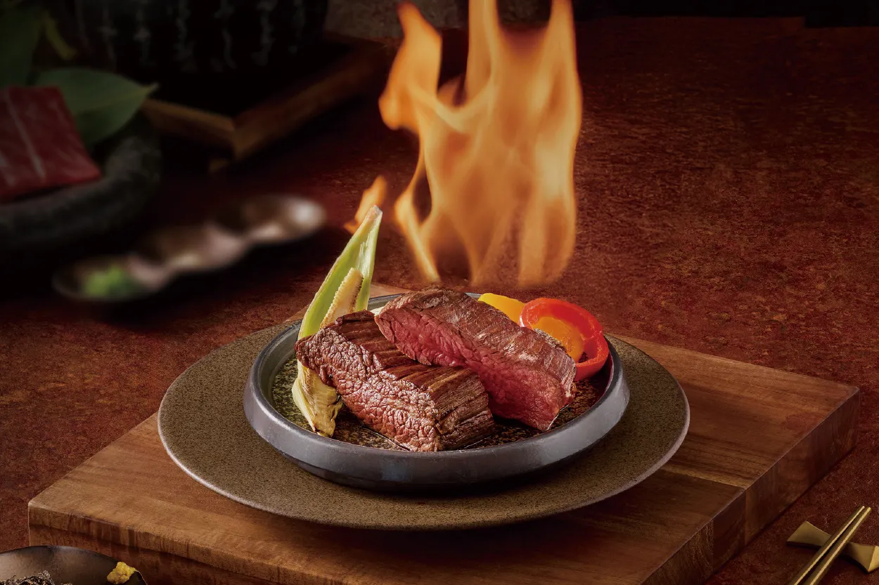 即日起至明年1/16到艺奇内用一客极炙套餐，出示指定活动画面，就可将主餐免费升级为极上火焰和牛牛排。王品集团提供