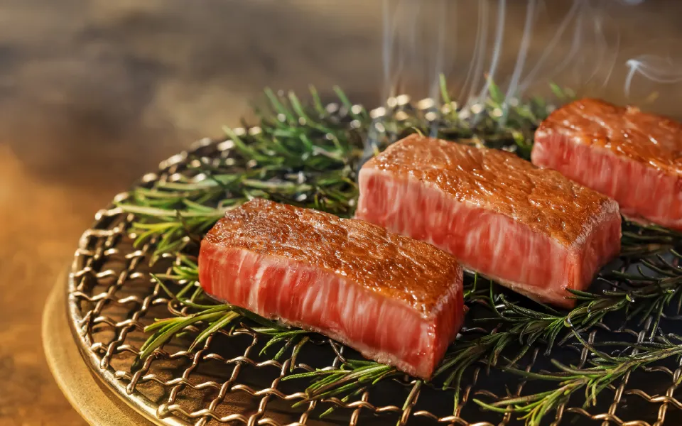 「日本A5黑桦牛 | 御选老饕」以铁板高温封锁肉汁再搭配香草薰香，使草本香气与黑桦牛的浓郁脂香交织。王品集团提供