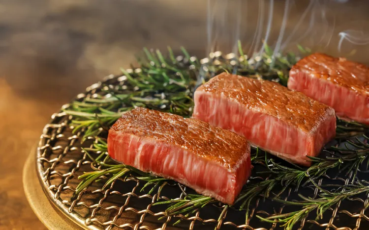 「日本A5黑樺牛 | 御選老饕」以鐵板高溫封鎖肉汁再搭配香草薰香，使草本香氣與黑樺牛的濃郁脂香交織。王品集團提供