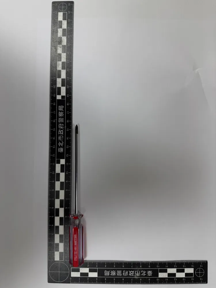 廖男使用的螺絲起子。翻攝畫面