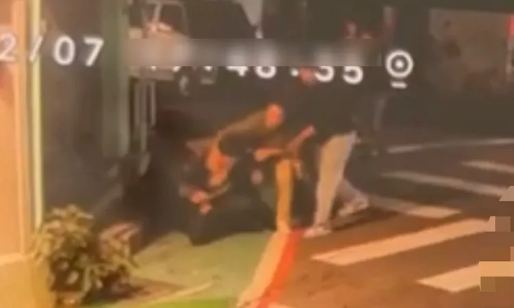 一夥人將廖男壓制。翻攝畫面