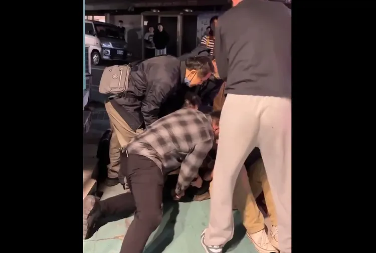 民眾合力將廖男壓制。翻攝自yuexiangxing
