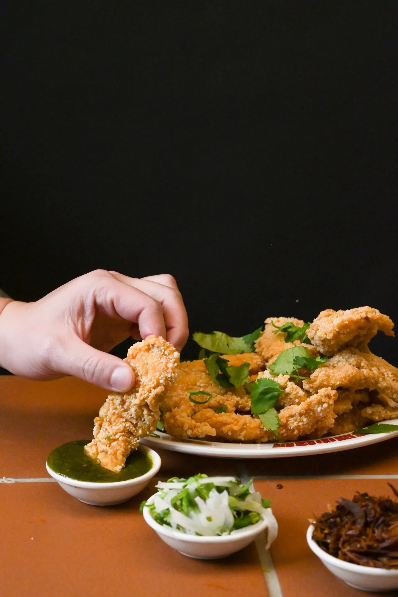 雞柳條香菜蜜青瓜醬+香菜洋蔥(沾醬)。業者提供