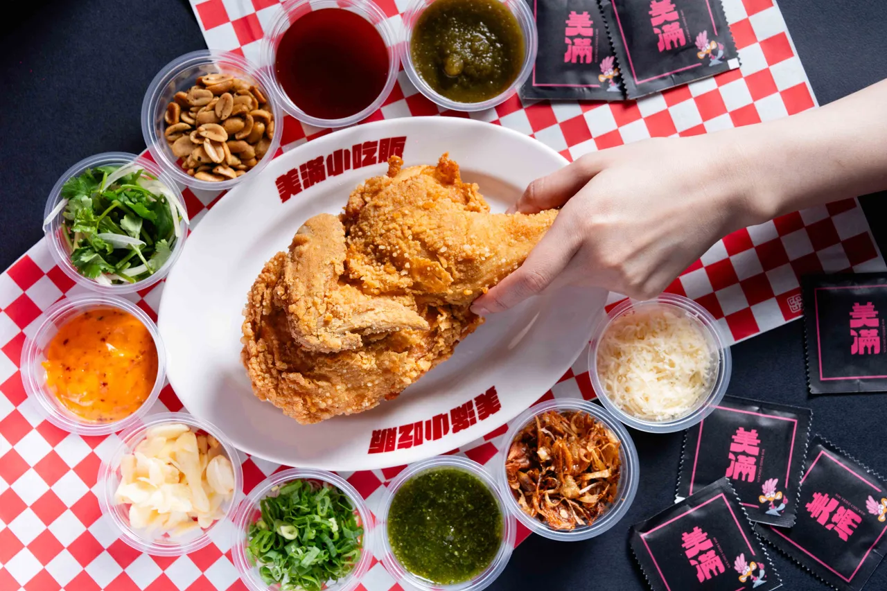 美滿炸雞無敵炸半隻雞(限量供應)與自選特製醬料。業者提供