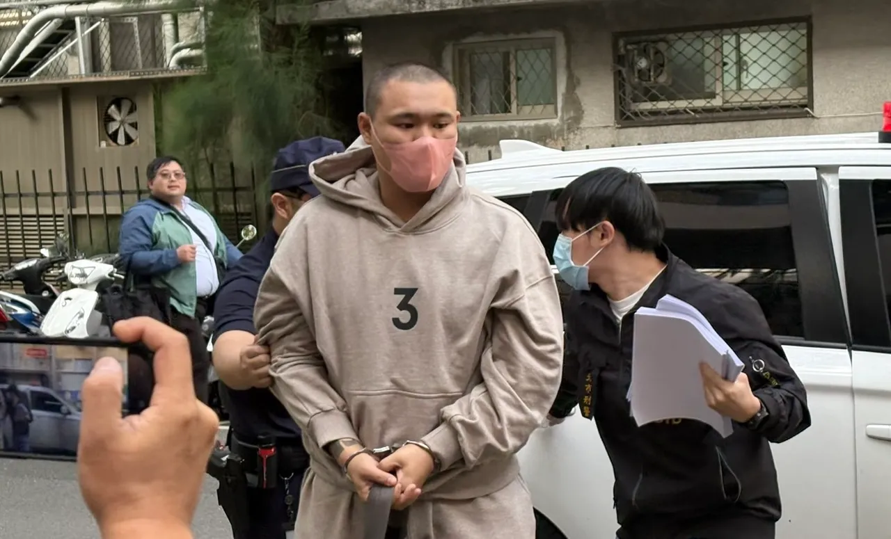 涉嫌伏擊幫內昔日對頭「黑狗」的王姓男子（中），今午移送至北檢複訊。謝亞庭攝