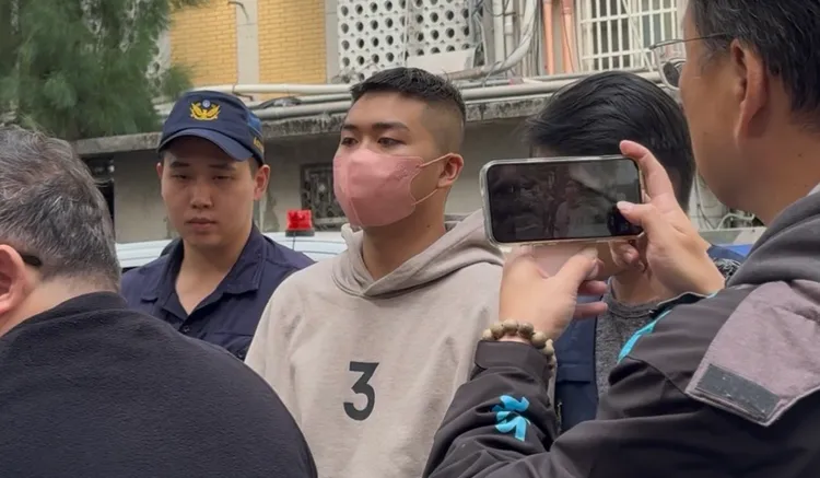 涉嫌伏擊幫內昔日對頭「黑狗」的徐姓男子（中），今午移送至北檢複訊。謝亞庭攝