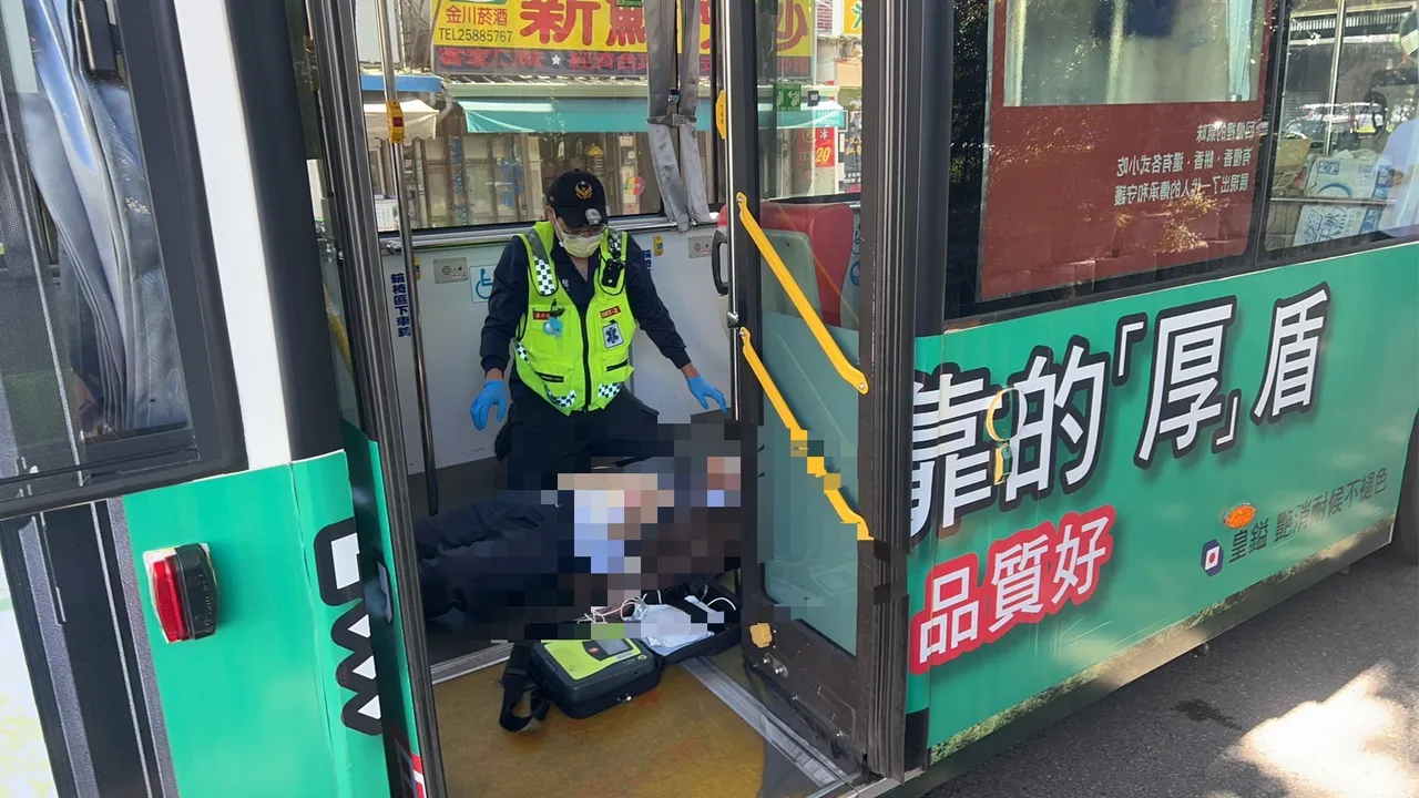 潘姓老翁當時按鈴下車，起身時不慎跌倒，發生意外。民眾提供