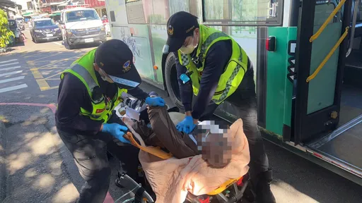 台中8旬翁公車上跌倒...沒了呼吸心跳　警消馳援送醫昏迷中