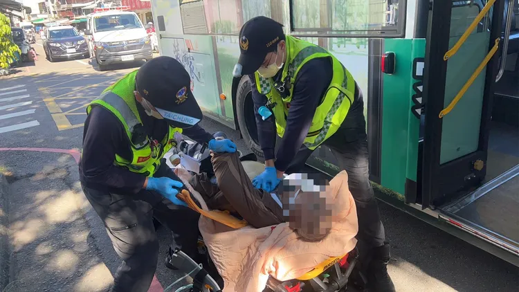 潘姓老翁在公車上跌倒後失去生命跡象，緊急送醫後救回。民眾提供