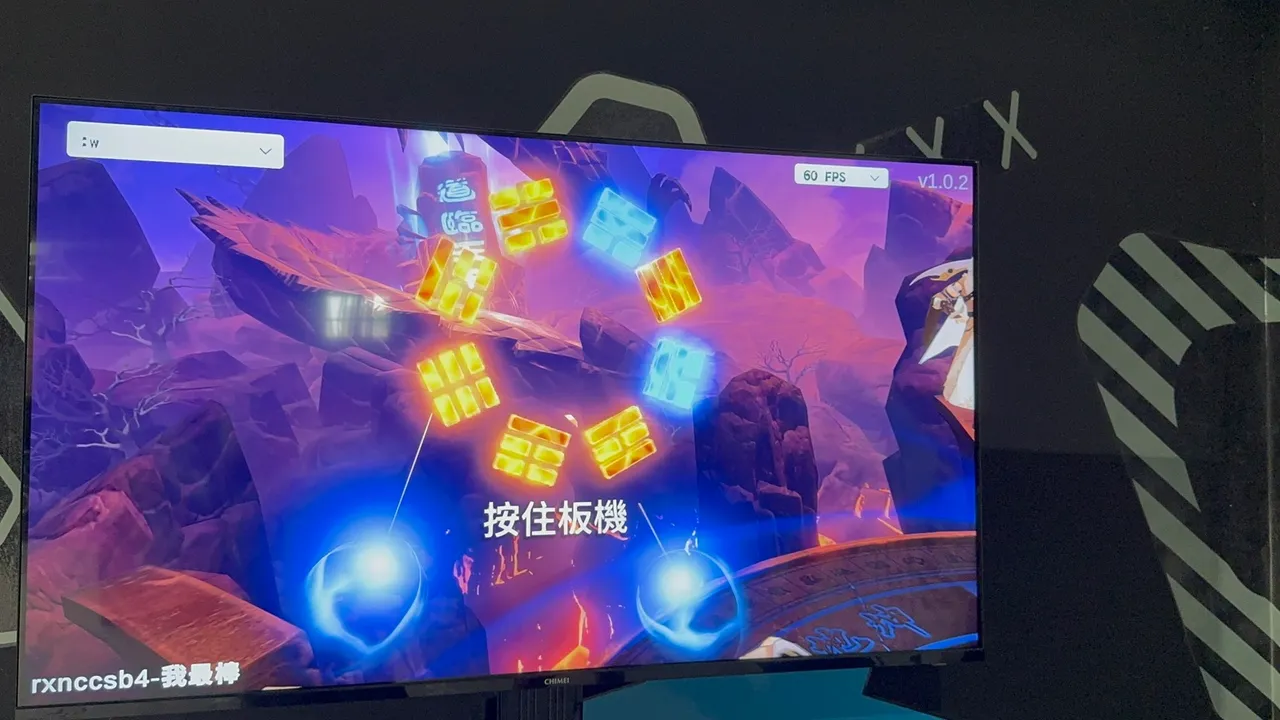 玩家在《欢迎来到霹雳宇宙大戏院》中需透过双手施展「符印出招」完成战斗操作，画面以霹雳宇宙经典场景打造，搭配走动式VR的即时体感互动，呈现最接近武林临场感的沉浸式体验。霹雳国际多媒体提供