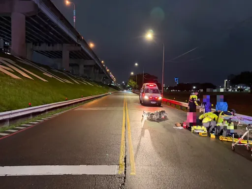 悲情圣诞节！母女双载猛撞三重疏洪道护栏　后座妈喷飞送医不治