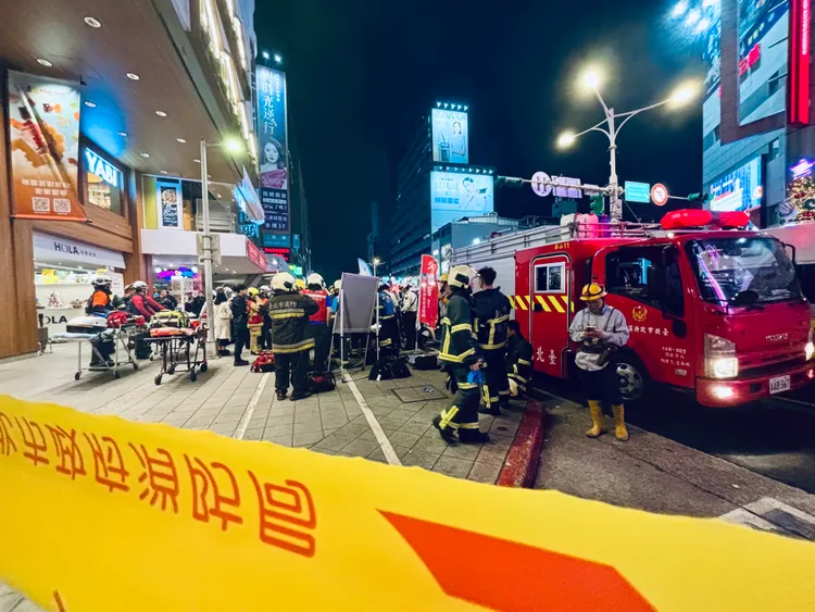 27歲男子於中山站持長刀隨機攻擊路人，現場聚集大批警消。邱筠媜攝