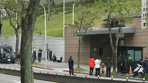 AIT接获「可疑包裹」惊动刑事局防爆人员！警带回鉴识中