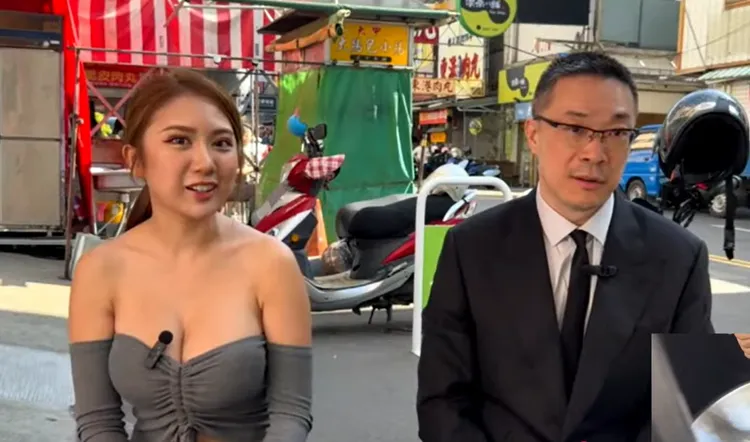 朱學恒在直播中與火辣老闆娘同框，但始終保持安全距離。翻攝萬事通事務所YT