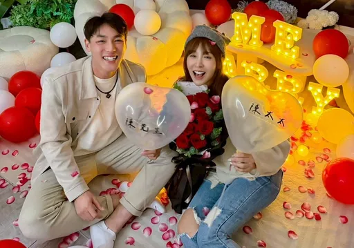 陈晨威求婚成功！啦啦队女神感动泛泪　背号成爱的密码