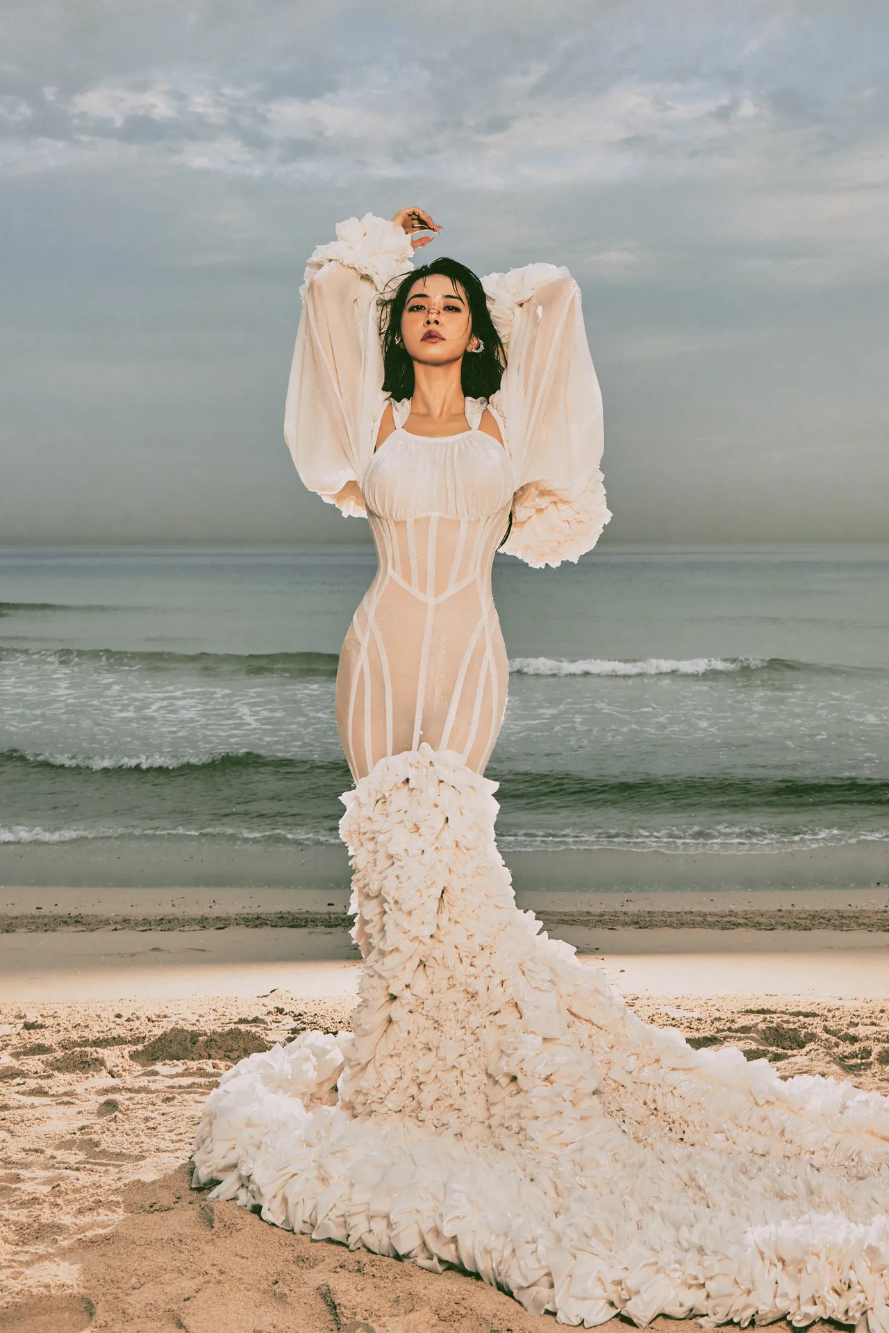 水与沙的意象交织，为影像增添柔韧层次。凌时差提供