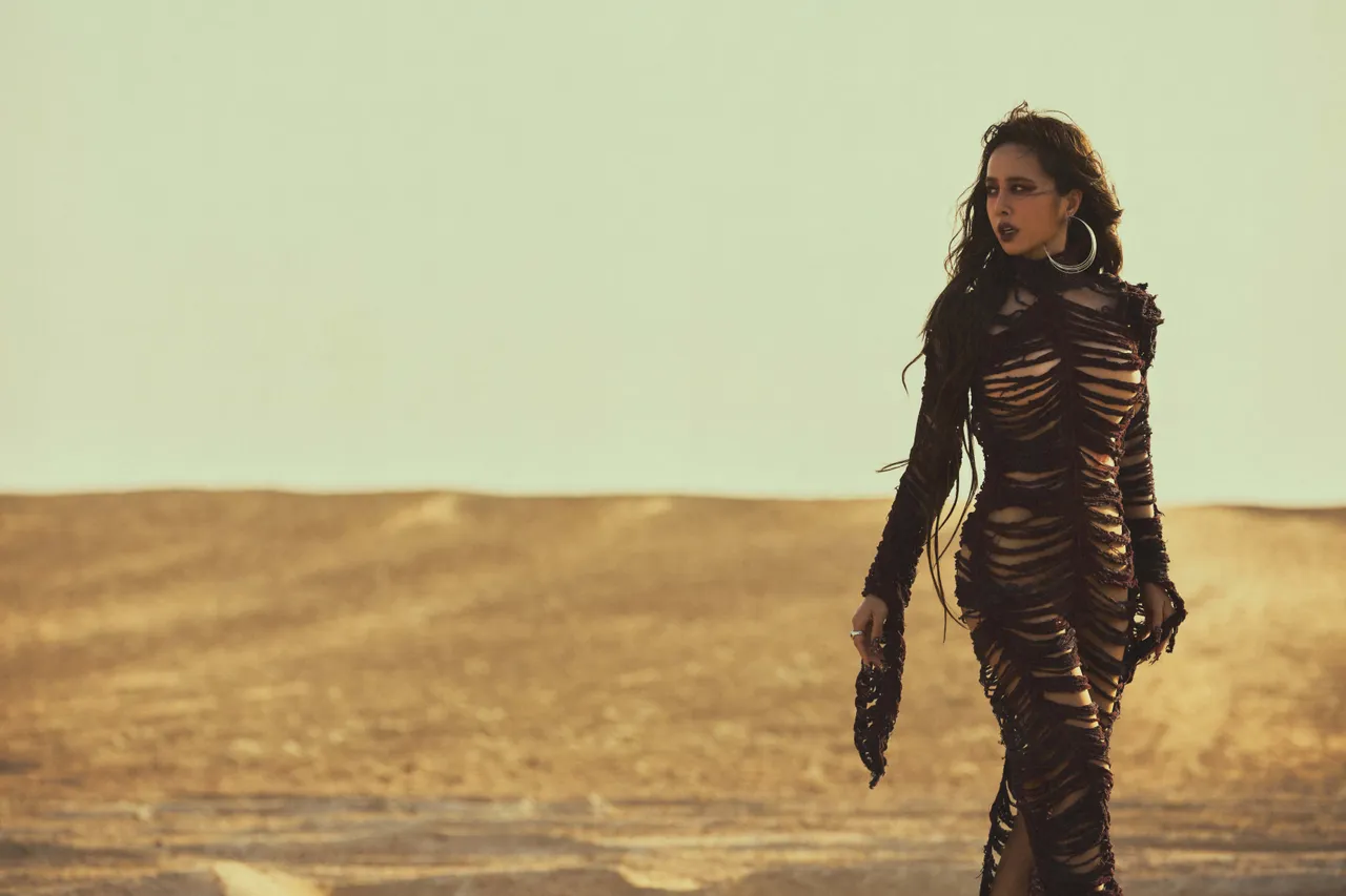 Jolin镂空针织装，衬托曲线。凌时差提供