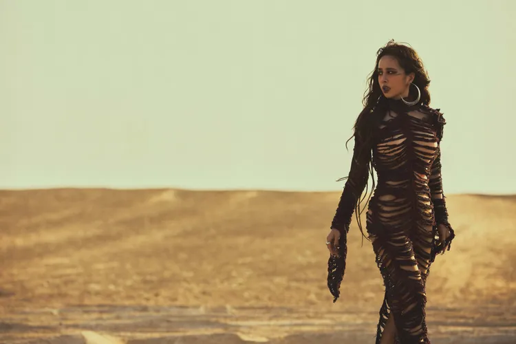 Jolin鏤空針織裝，襯托曲線。凌時差提供