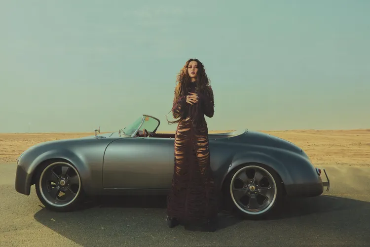 Jolin親自駕駛古董敞篷車。凌時差提供