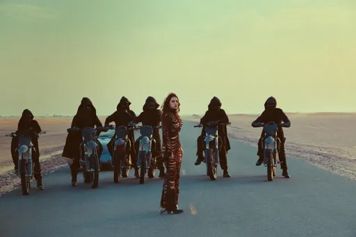 蔡依林杜拜遭黑衣人骑车尾随　化身「沙漠女车手」狂飙喊过瘾