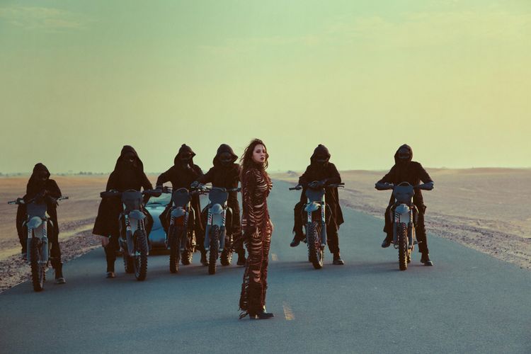 蔡依林杜拜遭黑衣人騎車尾隨 化身「沙漠女車手」狂飆喊過癮