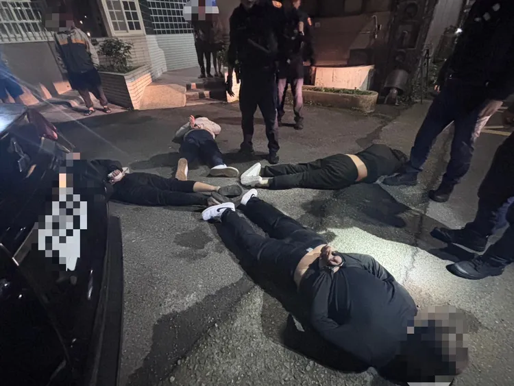 陈男昨日晚间吸毒后驾车载1女2男行经林口区仁爱路，拒检逃逸钻入死巷遭拦截围捕，一行人遭制伏落网。翻摄画面