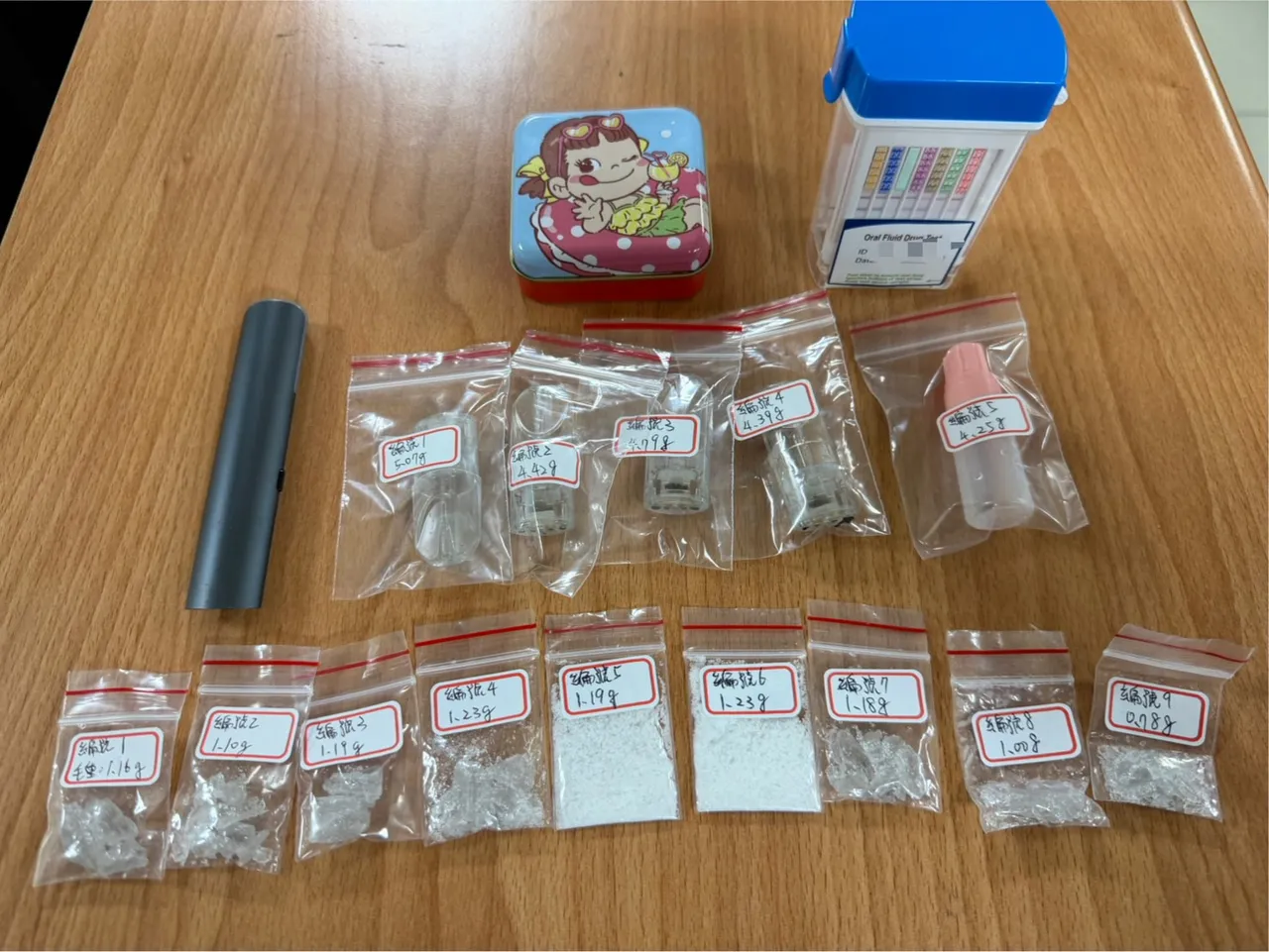 车上有通缉犯外，身上也搜出各式毒品。翻摄画面