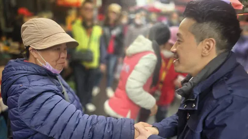 何志偉市場掃街搶長輩票　提政見補助老人假牙定期維修