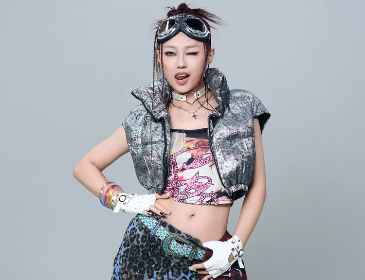 琟娜推出全新舞曲《Okashii 奇怪欸》，中二到底。谷優娛樂提供