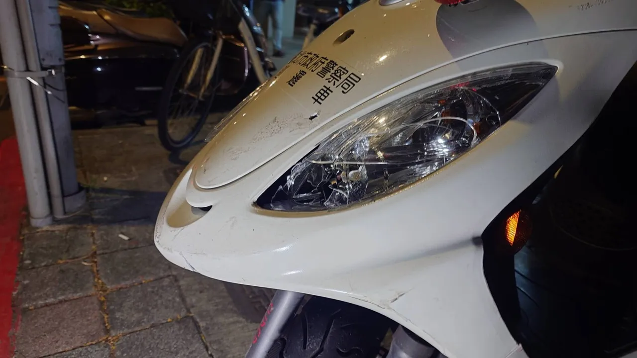 警方些微车损。翻摄画面