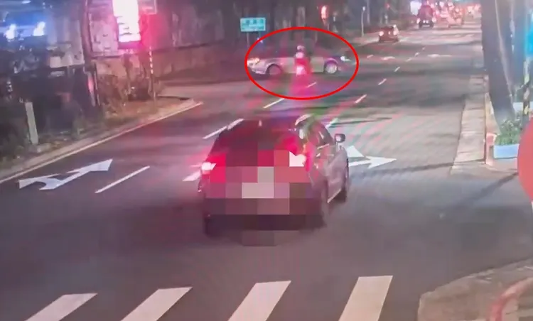 曾姓警员骑车与小客车撞上。翻摄画面