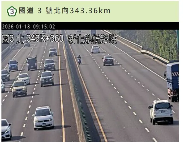 機車上國道還逆向行駛。翻攝畫面