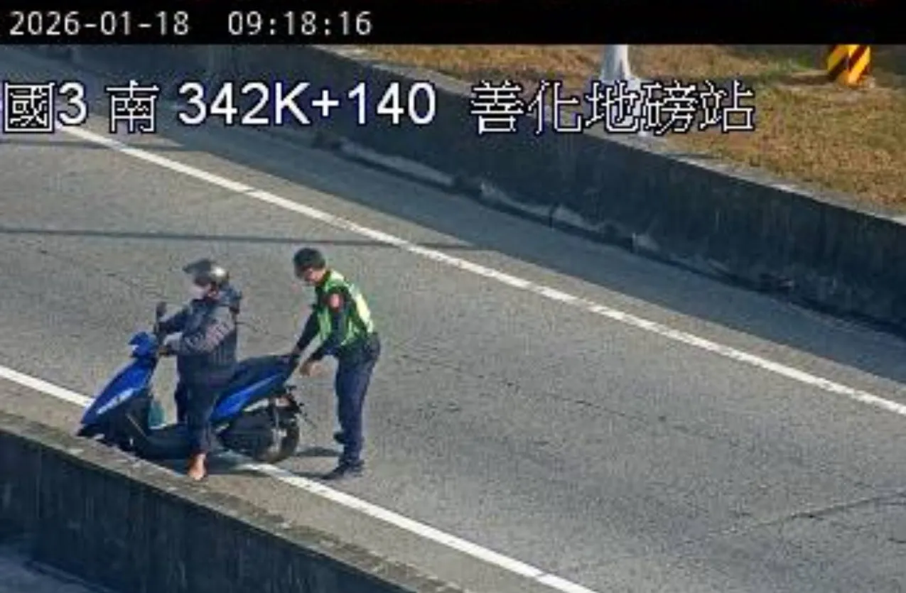 為防止危害繼續擴大，處理員警現場實施人車控制。翻攝畫面