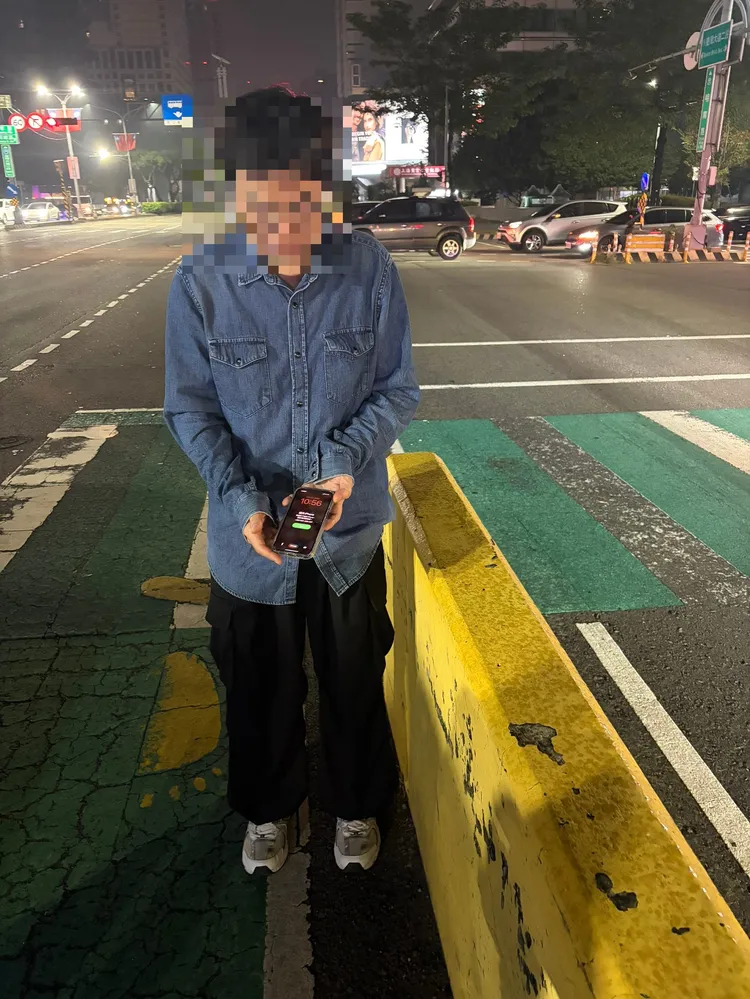 插畫家「紐約狗狗」在台中警方協助下找回遺失的手機。民眾提供