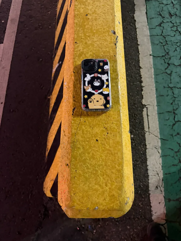 手機疑似被人撿到，放在較安全的分隔島上。民眾提供